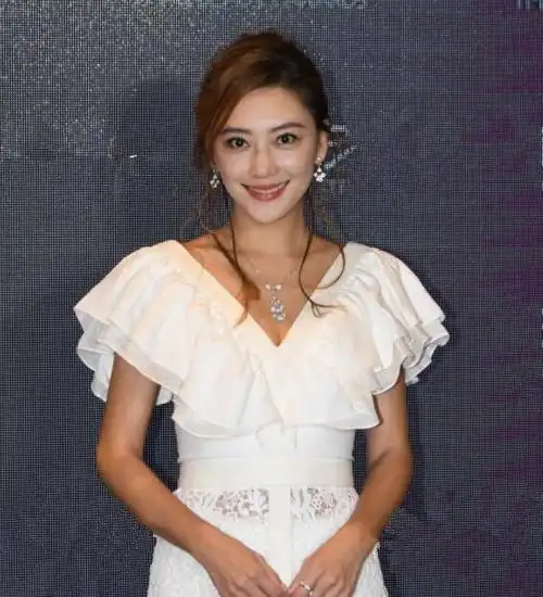 看了应采儿早期出席活动的照片才明白为何独得山鸡哥的恩宠