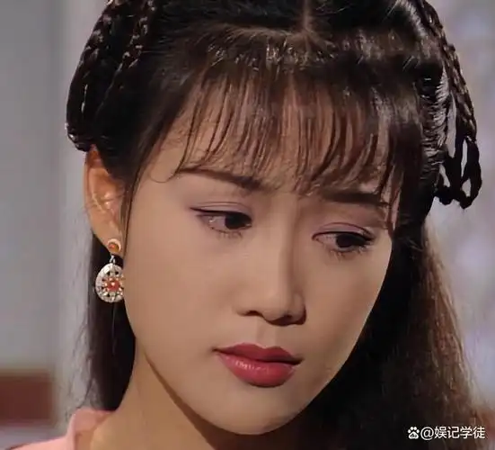 52岁梁小冰胖到认不出#导读:52岁梁小冰近照引争议,参加活动派头大