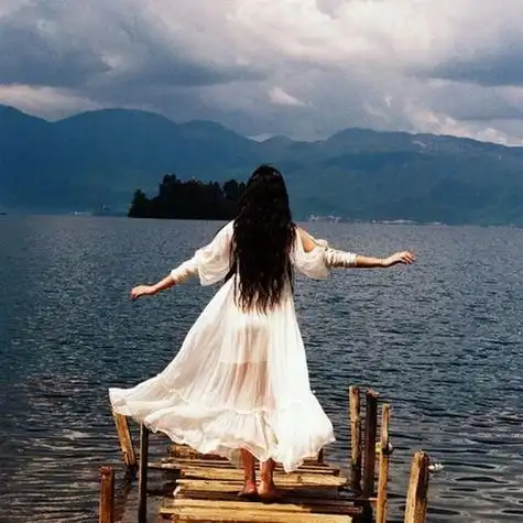 女生背影唯美图片500x500分辨率头像