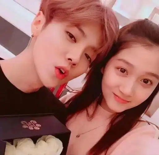 关晓彤鹿晗秀恩动态图_关于明星鹿晗的新新闻_鹿晗关晓彤恋爱