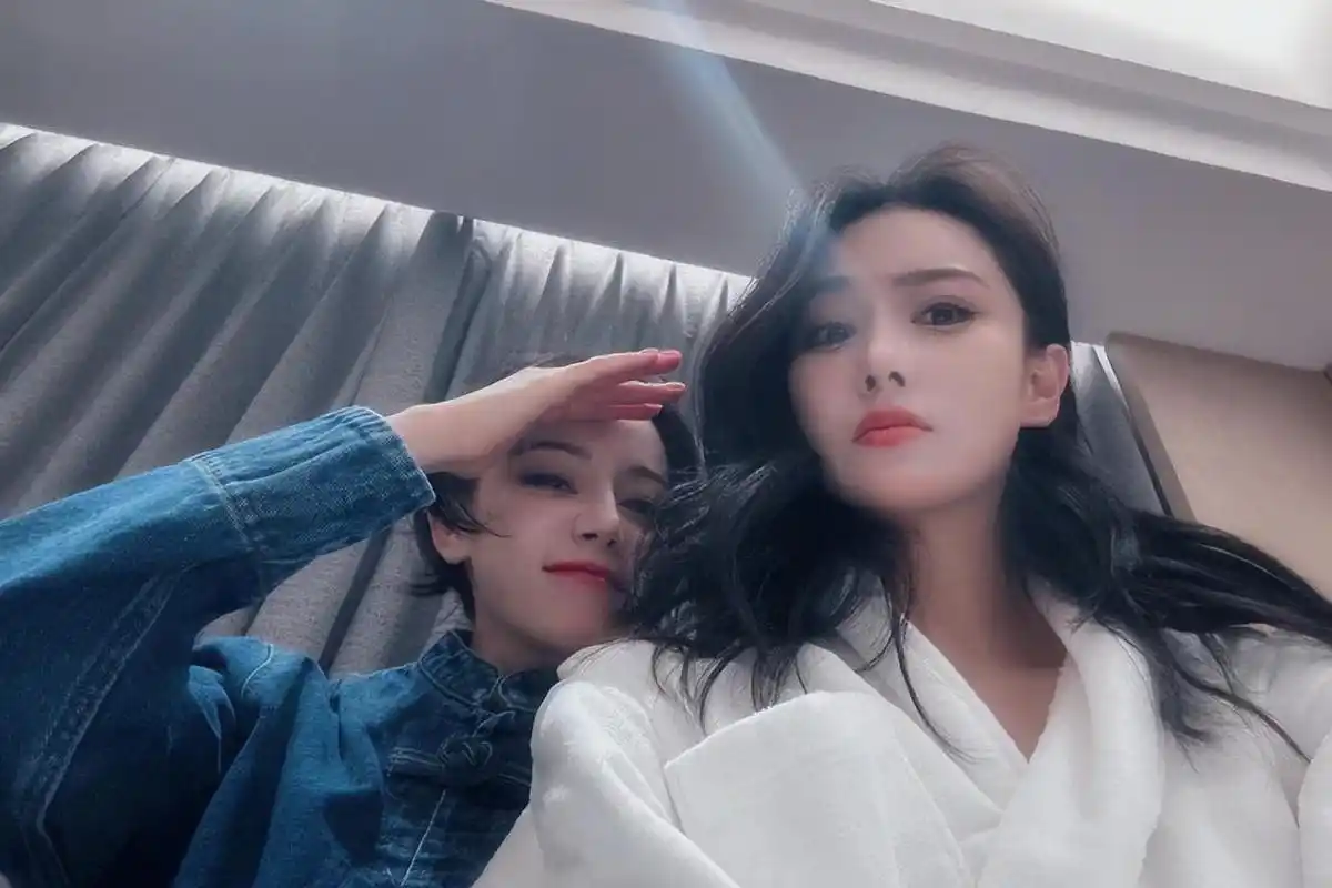 张馨予和热巴竟然是闺蜜,两人关系亲密,画面上张馨予身着白色睡袍