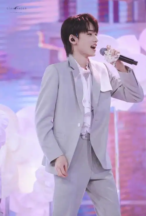 01-2021.11.01 宋亚轩公开五周年 愿小宝在台上永远闪闪发光 图片cr.