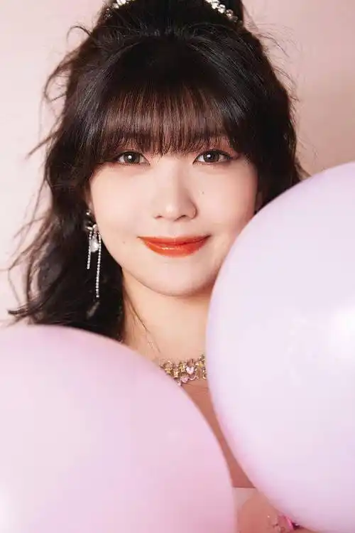 赖美云发布生日写真浪漫吸睛 穿粉色蝴蝶结露肩裙甜美公主风_唯美