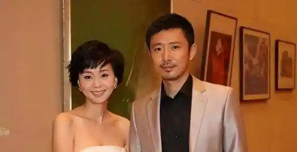 凭情深深雨蒙蒙尔豪爆红25岁为女友放弃表演如今22年过去才知女友竟是