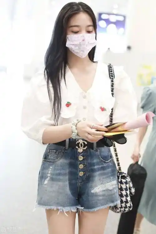 张紫宁穿白衬衫搭配牛仔超短裤脚踩黑色绑带骑士靴满满甜酷风