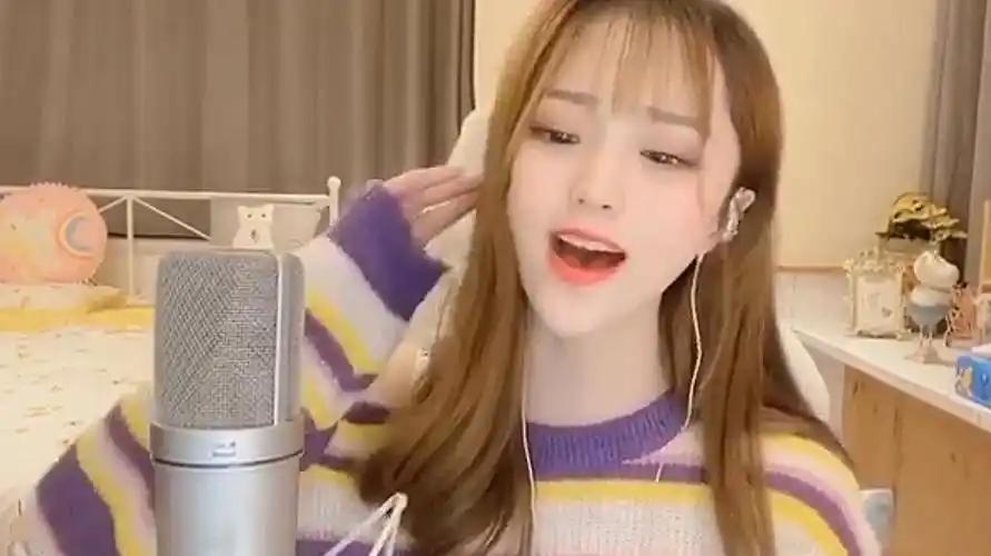 网红思思彻底火了!烟嗓演唱《酒醉的蝴蝶》好听炸了,直击人心