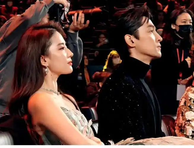 胡歌刘亦菲荣获大奖,18年后同框领奖热度高,男方发言凸显高情商_腾讯