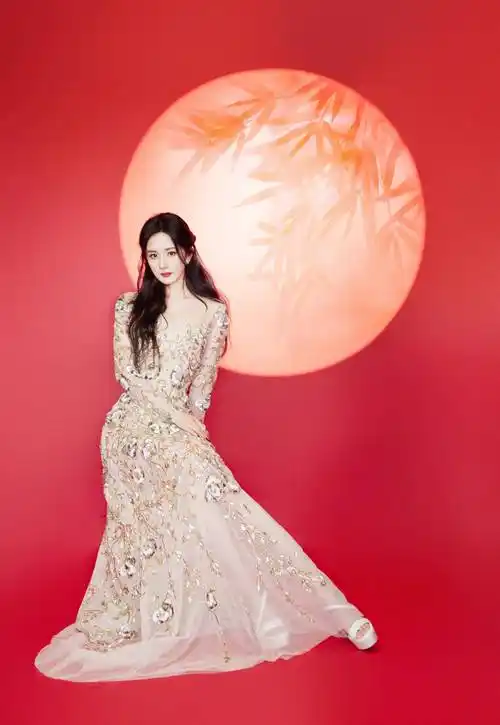 杨幂金色刺绣纱裙将喜气渲染得淋漓尽致