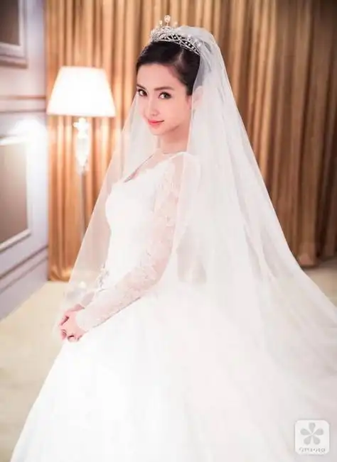 杨幂 angelababy 昆凌 蓝色的婚纱更能衬托出昆凌温暖清甜的气质