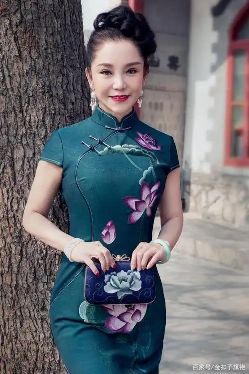 不同年龄穿旗袍,展现的独具风格的气质.