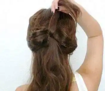 step4:抓起中间一小撮头发,往上绕,穿过中间,再往下拉.