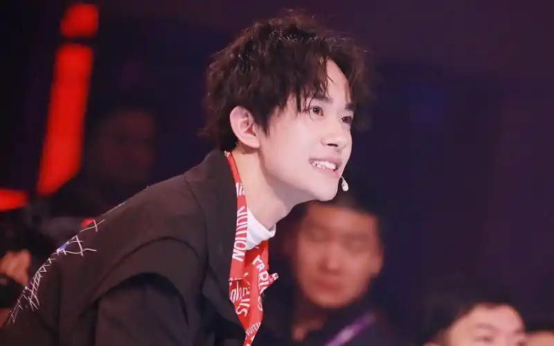 这就是街舞总决赛易烊千玺战队图片高清壁纸