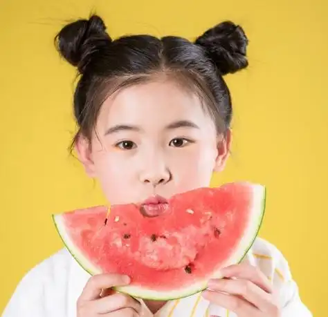 7岁小学女生留着一头乌黑长发,上学的时候这么长的头发肯定不适合散着