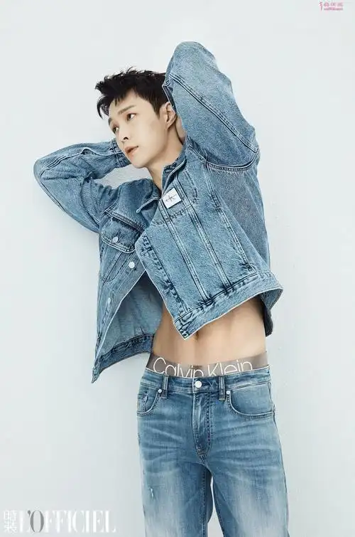 张艺兴解锁时装开季封面炫腹大片展不羁魅力