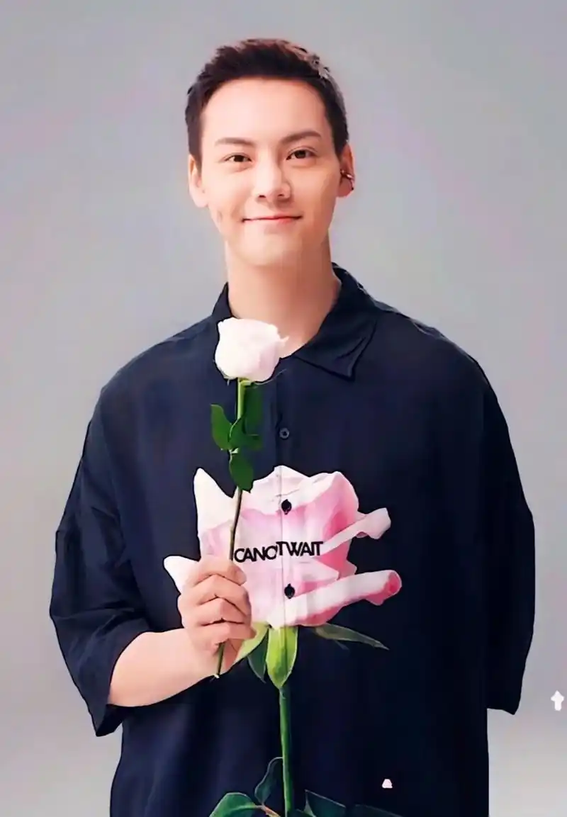 女皇要的图集来喽#陈伟霆 #治愈系笑容 #世界很甜因为有你 - 抖音