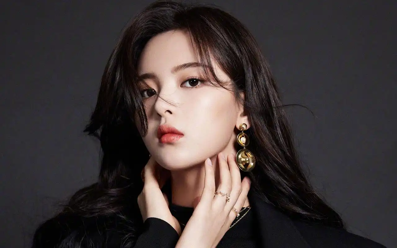 杨超越黑色西装酷美高清桌面壁纸