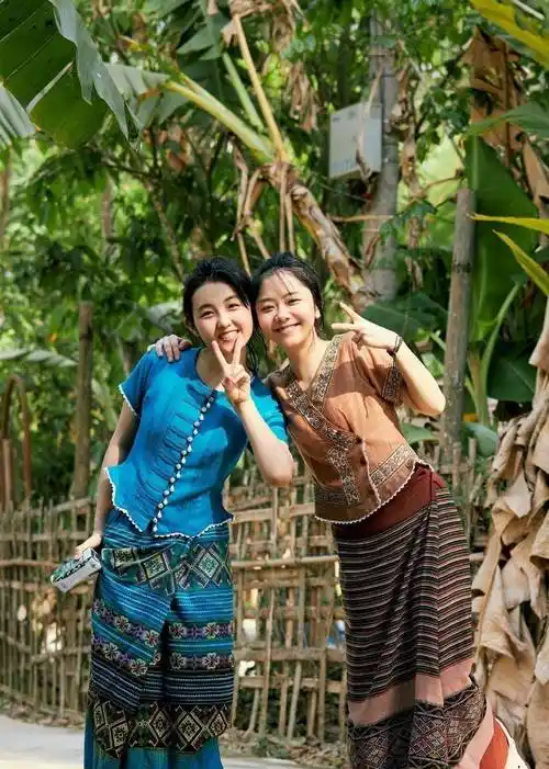 张子枫长大了,穿丁字连体裤游泳,身材"时尚过猛"_吴磊_穿着_泳池