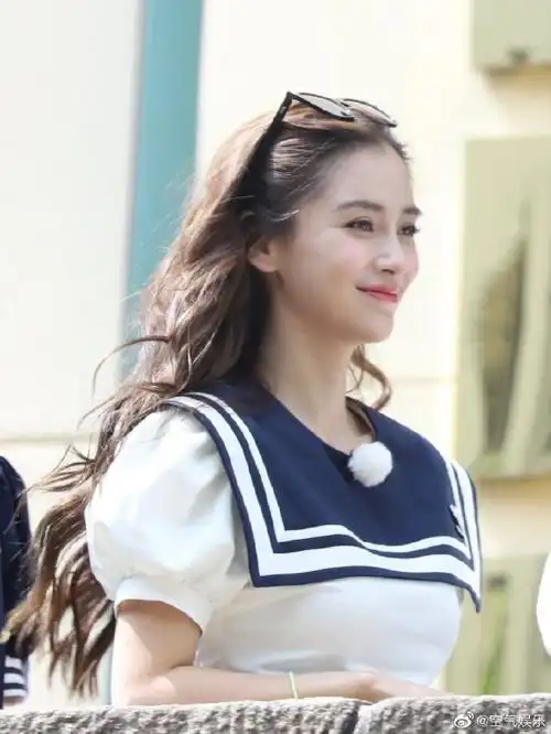 angelababy蓝白校服造型