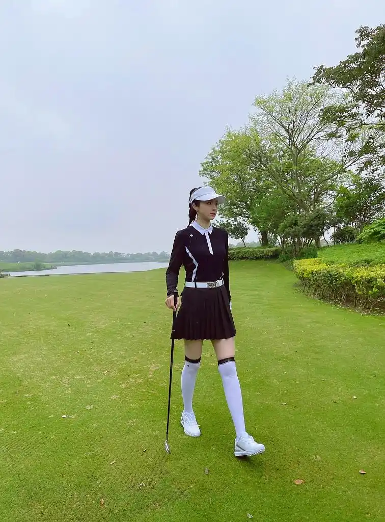 董璇穿运动裙打高尔夫活力满满