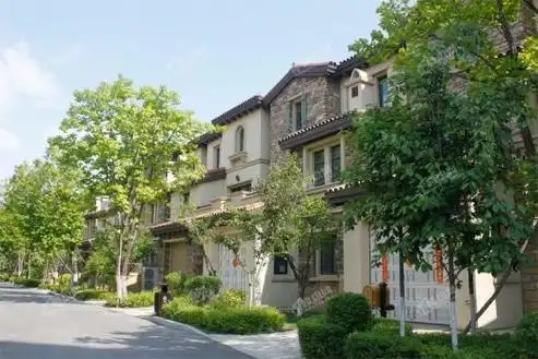 1/ 10查看评分现房在售别墅品牌地产别名:龙湖滟澜山四期尘林间参考