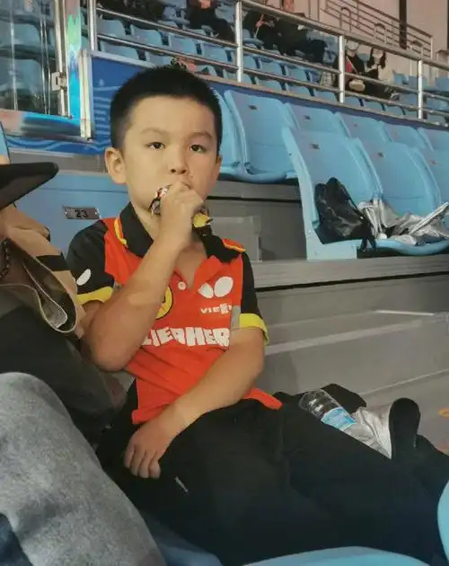 仿佛缩小版樊振东. 樊振东小时候的