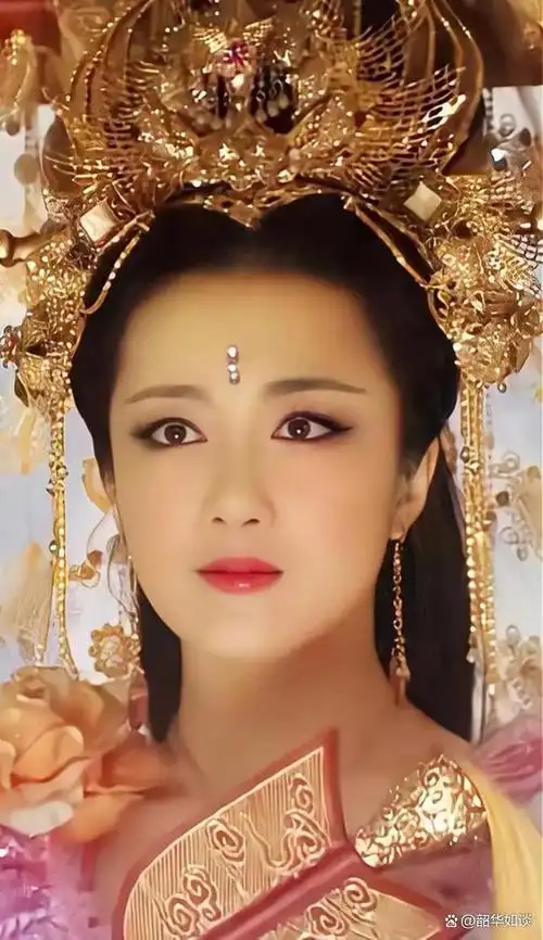 相较于张馨予先前的苏妲己角色,李依晓的演绎更显内敛与和谐.