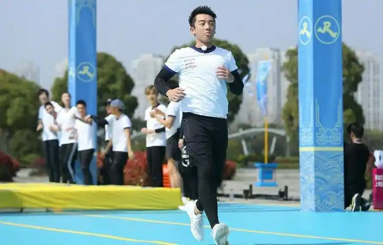 在跑男节目中,郑恺凭借着其帅气的外形和猎豹般的速度,而获得了观众的