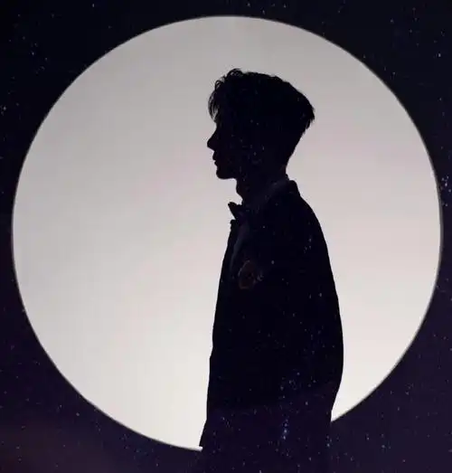 这就是街舞6导师剪影海报#借此机会看看王一博的绝美侧影吧,爱,就是