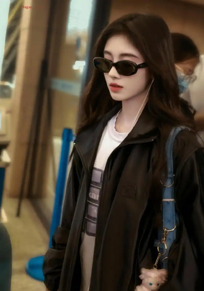 鞠婧祎 戴墨镜真的超酷的呀[笑哭]明星就是明星啊[捂脸]真的好白好美