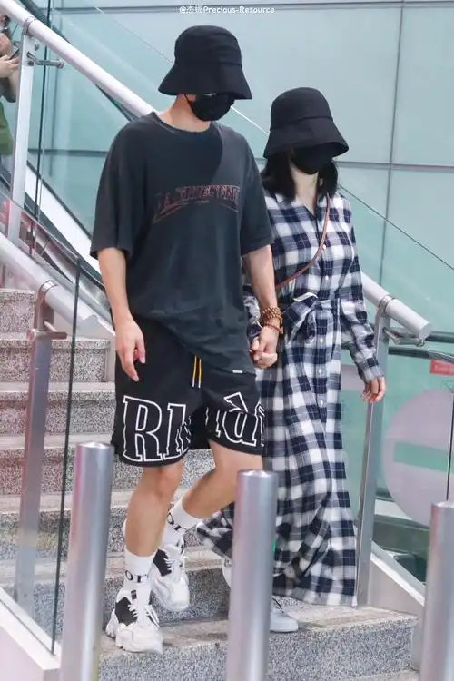 真夫妻最甜!张杰谢娜罕见合体现身机场,十年老夫老妻仍如热恋