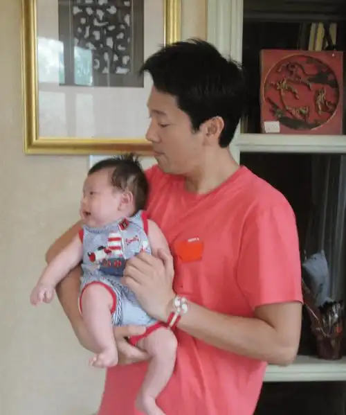 蔡国庆为儿子庆13岁生日庆庆与弟弟都是天生微笑唇比爸爸还帅