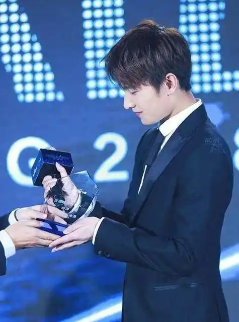 杨洋帅气亮相,第三张照片太迷妹了!_少女_演技_高冷