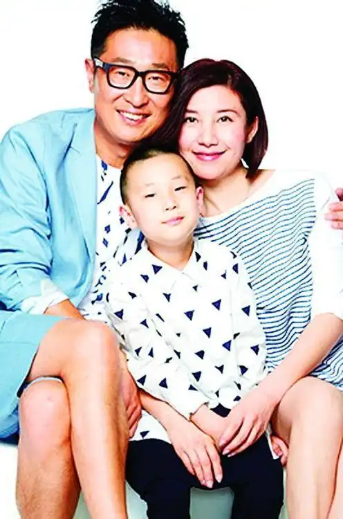 多次搭档黄宏,妻子来头大,儿子读平民学校获赞