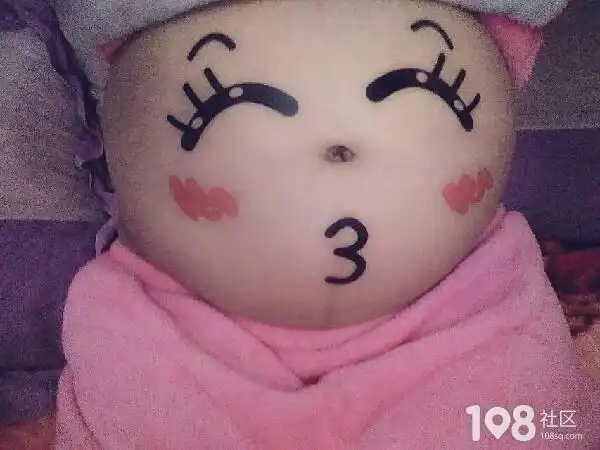 搞笑孕妈妈的大肚子表演,肚皮作涂鸦画布太创意