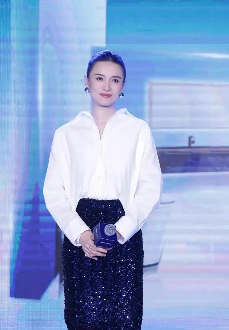 宋佳穿白衬衣无敌了