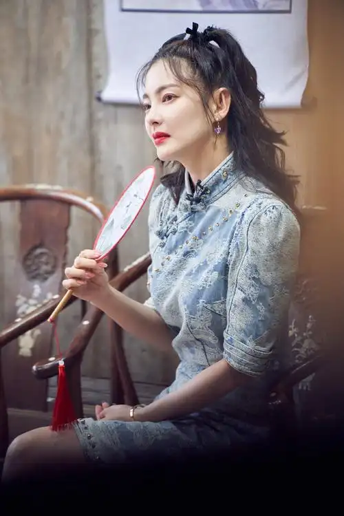 张雨绮蓝色旗袍(又搬了几张工作室的,放在了前面)