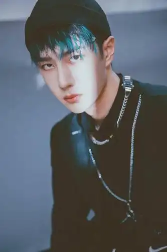 王一博蓝绿脏辫痞帅十足 眼神坚定冷艳高贵