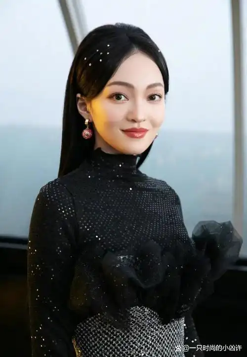 张韶涵一袭拖地连衣裙又美又飒还是刚出道的模样