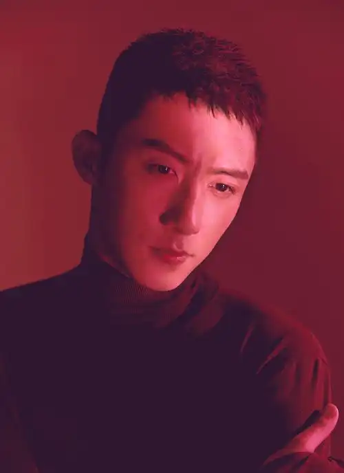 简介:黄景瑜俊朗帅气写真图片,分享一组黄景瑜图片给大家,图中的明星