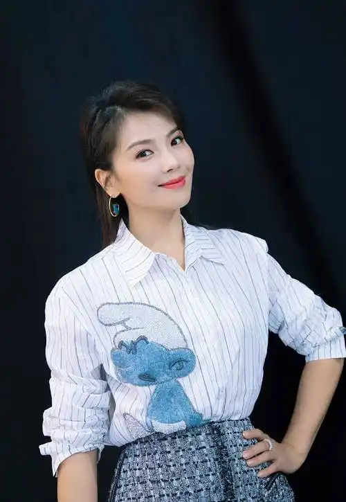 原创刘涛出镜造型太清新了穿蓝精灵衬衫配粗呢短裙美得不像42岁