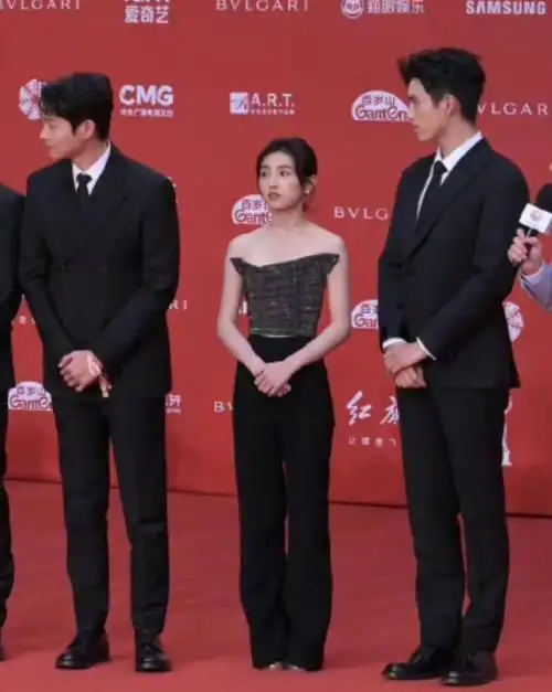 魏大勋陈飞宇中间的张子枫