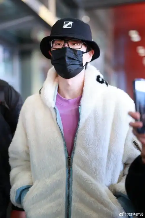 【许嵩毛毛感穿搭】@许嵩现身机场,白色毛绒外套搭配紫色卫衣,干净