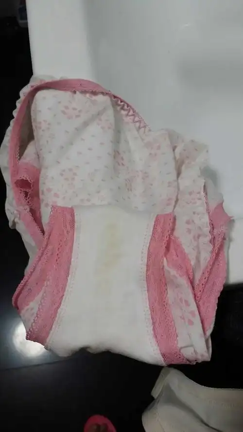 亲爱的宝妈们,有经验的帮忙看一下,怀孕5周,内裤有一点黄黄的,正常吗?