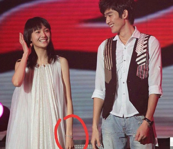 真复合了?张翰跨年戴郑爽同款手链,两人跨年同款文案引网友热议