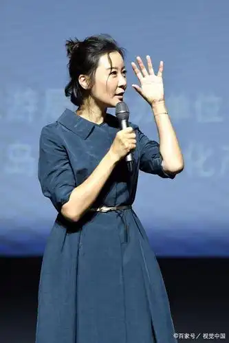 陈龙视频现身猎心青岛首映柯蓝短发干练热拥原型刑警