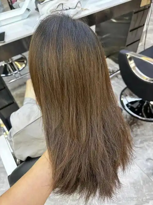 这种发色是带点雾面感的亚麻棕,然后再在棕色里面增加了青色,透着冷艳