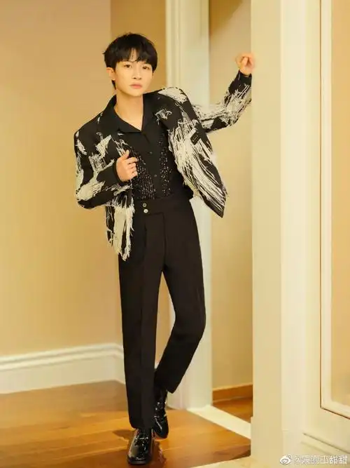 舞台#每次听到这首歌都觉得全身充满了力量@卡布叻_周深的演绎太绝了