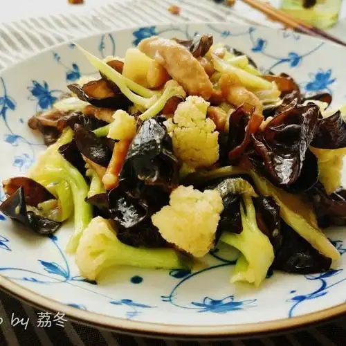 菜花炒木耳,食材丰富,菜花吸收了肉丝的香味,太下饭了