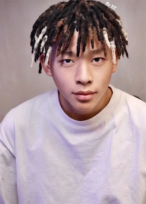 盆栽脏辫,流行的脏辫发型之一,视觉上的造型显得很有蘑菇头的弧度.