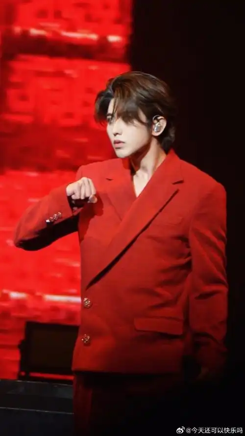 9492新加坡的这套红衣造型深得我心spotlight-蔡徐坤#蔡徐坤#hug